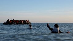 Skupina migrantů na nafukovacím člunu opouští pobřeží severní Francie ve snaze překonat Lamanšský průliv a dostat se do Velké Británie