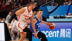 Kenan Sipahi z Turecka tísní českého reprezentanta Ondřeje Sehnala