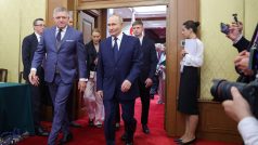 Slovenský premiér Robert Fico (vlevo) se v Pekingu potkal s ruským prezidentem Vladimirem Putinem (vpravo)
