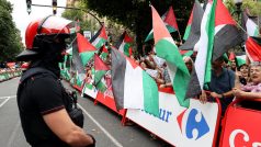 Organizátoři rozhodli o neutralizaci etapy kvůli bezpečnosti jezdců poté, co cílový prostor v baskické metropoli zaplnily stovky demonstrantů s palestinskými vlajkami