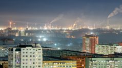 Pára stoupající z komínů ropné rafinerie v ruském Omsku, vlastněné společností Gazprom Něft