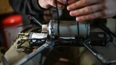 Ukrajinský voják připevňuje výbušné zařízení na útočný dron v rámci přípravy na výpad v Kosťantynivce