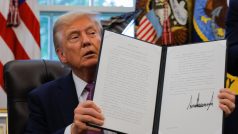Prezident Donald Trump ukazuje podepsaný příkaz k přejmenování Ministerstva obrany na „Ministerstvo války“ v Oválné pracovně Bílého domu ve Washingtonu