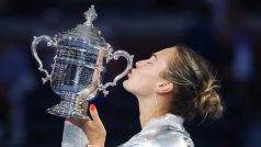 Aryna Sabalenková s trofejí pro vítězku US Open
