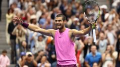 Dvaadvacetiletý Alcaraz vybojoval druhý grandslamový titul v sezoně a navázal na letošní triumf z Roland Garros