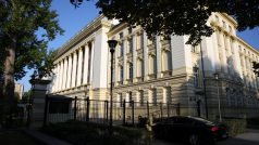 Auto přijíždí do rezidence polského premiéra ve Varšavě