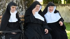 81letá jeptiška Rita sedí na lavičce s jeptiškami Reginou (86) a Bernadette (88). Obývají svůj starý klášter Goldenstein v zámku Goldenstein nedaleko Salcburku a odmítají se přestěhovat zpět do svého domova důchodců v Elsbethenu v Rakousku, 12. září 2025