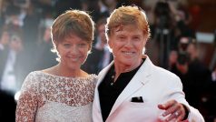 Robert Redford se svou manželkou Sibyllou Szaggarsovou na premiéře filmu Pravidla mlčení