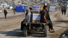 Palestinci přepravují humanitární pomoc během příměří mezi Izraelem a Hamasem v Gaze.