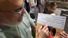 „Tohle je obrázek dívky jménem Maram al-Farwáne. Píše se tu, že už nežije. Zemřela 25. dubna ve škole Dár al-Akram ve městě Gaze,“ ukazuje Raz Chen, který je profesorem historie na Hebrejské univerzitě