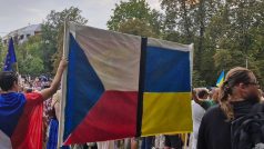 Několik stovek lidí dorazilo na akci k výročí okupace před ruskou ambasádu