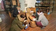 Pracovnice do depozitáře snášejí veškeré nádobí z černé kuchyně