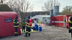 Veterináři a hasiči likvidují ohnisko ptačí chřipky na Nymbursku