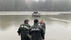 „Zkusíme tahat sítě přes lodě a budeme hodně závislí na tom, jaký nepořádek je na dně. Jestli budeme tahat sítě, nebudeme tahat sítě. Po těch letech nikdo z nás neví, jak to vypadá,“ líčil šéf lovící party Lukáš Drbal.