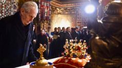 Prezident republiky Miloš Zeman se jako první poklonil u korunovačních klenotů, symbolu české státnosti.