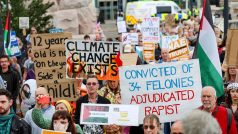 Demonstranti ve Skotsku protestují proti Trumpově příjezdu (26. července 2025)