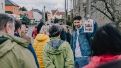 Kronikář a průvodce ostravskou historií Petr Lexa Přendík na jedné ze svých komentovaných vycházek Antošovicemi