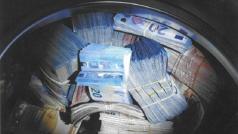 350 tisíc euro, které nizozemská poliie našla v bubnu pračky