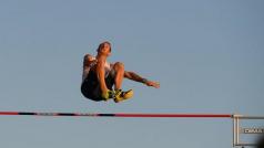 Renaud Lavillenie v nepřirozené poloze nad laťkou ve výšce 540 centimetrů