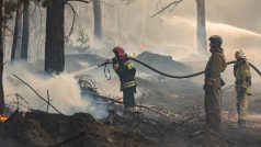 S požárem už několik dní bojují ruští hasiči, snaží se zabránit dalšímu šíření ohně