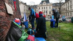 Demonstranti nocovali před úřadem vlády