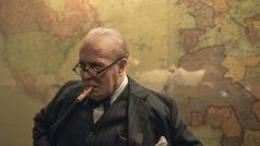 Gary Oldman jako Winston Churchill ve filmu Nejtemnější hodina