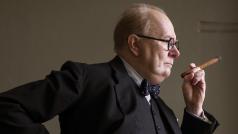 Gary Oldman jako Winston Churchill ve filmu Nejtemnější hodina