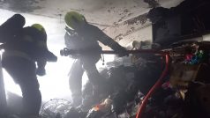 Odklízení bytu po požáru v šestém patře obytného domu v ulici Gutovská.