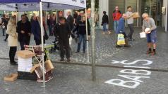 Malíř Merta těsně předtím, než ho na pražském Andělu zadržela policie.