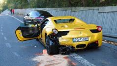 Tragická nehoda na Slovensku. Při rychlé jízdě řidičů Porsche, Ferrari a Mercedesu zahynul muž ve škodovce