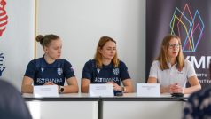 Reprezentantky Julie Doležalová a Jana Urbanová s manažerkou Hanou Schlangerovou