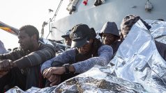 Libyjská pobřežní stráž navrací uprchlíky do válkou sužované země, kde končí v detenčních centrech.