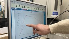 Konopotříska v našem testu vydržela dvojnásobnou zátěž oproti dřevotřísce