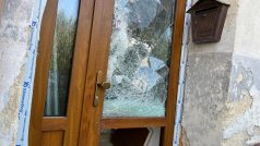 Rozbité dveře domu, ve kterém policie zadržela Tomáše Jiřikovského