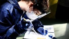 Testování v Kateřinské zahradě v Praze, který je od 10.00 do 15.00 dostupný pouze pro osoby starší 60 let, v době od 15.00 do 20.00 pak pouze pro děti a dorost.