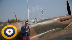 Zpravodaj Českého rozhlasu ve Velké Británii Jiří Hošek s letounem Spitfire