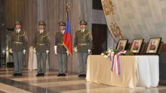 Vlajka s Čestnou stráží stojí u pietního místa s fotografiemi tří padlých vojáků v Afghánistánu