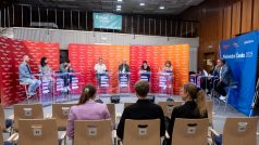 Sedm politických expertů na školství diskutuje v sedmé debatě Česko 2025