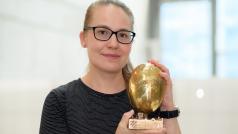 Dramaturgyně Kateřina Rathouská s cenou festivalu Gran Prix Nova