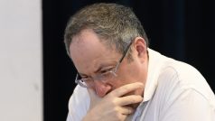 Izraelec Boris Gelfand (vpravo) během šachového turnaje ve švýcarském Bielu v roce 2021