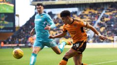 Tomáš Egert (vlevo v modrém) při své premiéře ve druhé anglické lize za Burton