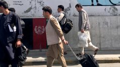 Afghánští pasažéři na cestě k letišti v Kábulu