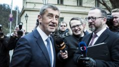 Premiér Andrej Babiš (ANO) před Úřadem vlády