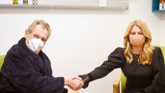 Slovenská prezidentka Zuzana Čaputová na setkání s českým prezidentem Milošem Zemanem v Ústřední vojenské nemocnici.