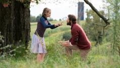 Millicent Simmondsová a John Krasinski ve filmu Tiché místo