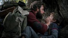 John Krasinski a Noah Jupe ve filmu Tiché místo