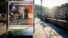 Na kolonádě jsou vystaveny fotografie zesnulého prezidenta festivalu Jiřího Bartošky