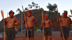 Lokální umělci tančí během otevíracího ceremoniálu summit v centrální Austrálii.