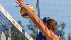 Beachvolejbalista David Schweiner na bloku