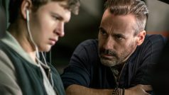 Ansel Elgort a Jon Hamm ve snímku Baby Driver